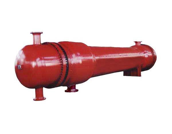 <b>浮頭式折流桿換熱器與冷凝器是一種新型高效的傳熱設(shè)備，具有防振性能強(qiáng)、流動(dòng)阻力小、不易結(jié)垢、傳熱性能好及表面溫度均勻等優(yōu)點(diǎn)。它不同于常用的弓形折流板換熱器，換熱管由桿系組成的折流圈支撐，從上下左右四個(gè)方位將管子固定。殼程流體平行于管束的軸向流動(dòng)，流動(dòng)阻力很小，一般是弓形板的1/7～1/9，因而可以提高殼程流速來增加殼程的湍流程度，從而強(qiáng)化傳熱。</b>