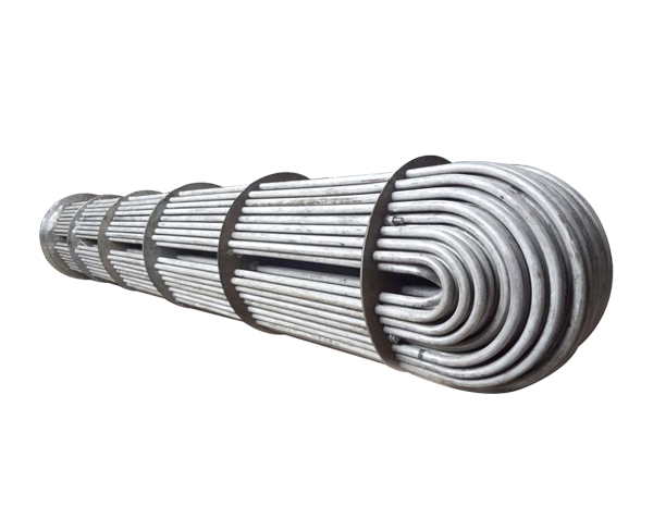 <b>U型管換熱器在換熱器中是唯一適用于高溫、高壓和高溫差的換熱器，特點(diǎn)如下： 1.以U型換熱管尾端的自由浮動(dòng)解決溫度差壓力，可用于高溫差，完全可以代替螺旋板換熱器； 2.只有一塊管板，加之法蘭的數(shù)量也少，故結(jié)構(gòu)簡(jiǎn)單而且泄漏點(diǎn)少； 3.可以進(jìn)行抽芯清洗； 4.管板焊縫采用全自動(dòng)管板氬弧焊，美觀的同時(shí)保證質(zhì)量； 5.管程流速太高時(shí)，將會(huì)對(duì)U型彎管段產(chǎn)生嚴(yán)重的腐蝕，影</b>