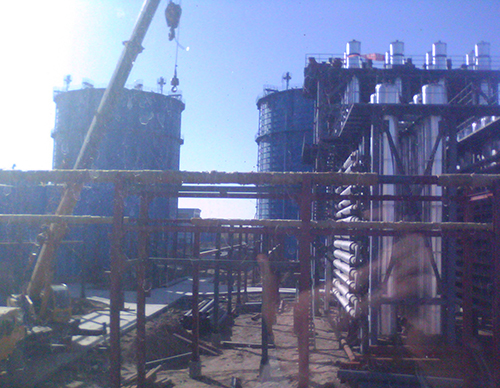 <b>我廠設(shè)計的甲酸鈉生產(chǎn)設(shè)備由造氣爐、蒸發(fā)器、中轉(zhuǎn)罐、反應(yīng)罐等主要部件組成。該設(shè)備適用于年產(chǎn)1萬噸-3萬噸的企業(yè)。 適用于燃料、造紙、保險粉甲酸等行業(yè)。特殊規(guī)格可按用戶需求</b>